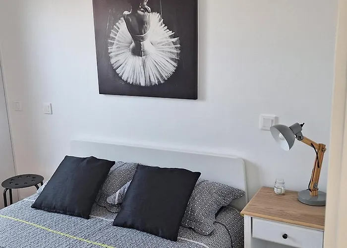 Апартаменты Fontainhas Sunny Rooftop With Balcony *